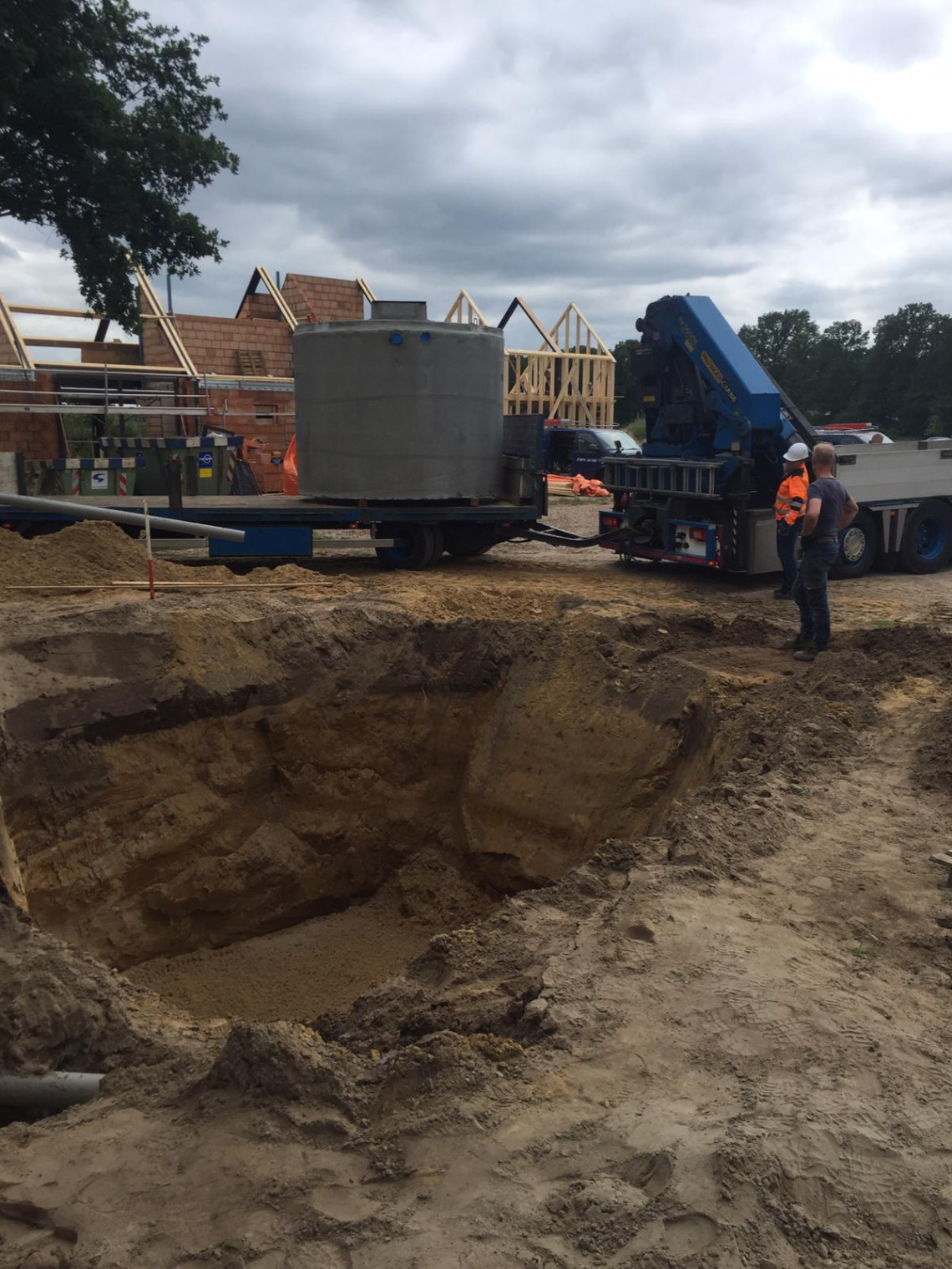 Uitgegraven gat voor regenwaterput