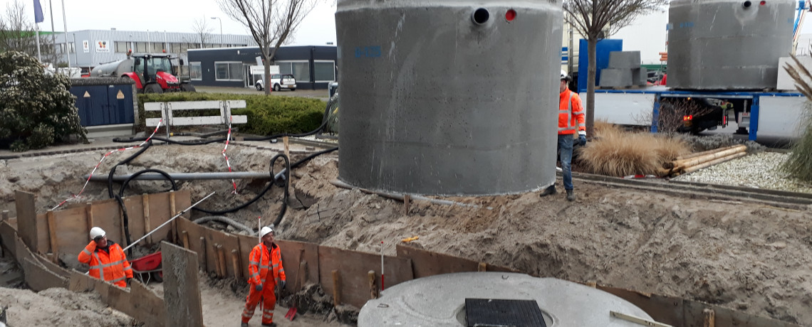 Plaatsing regenwatertanks bij Perkin Elmer