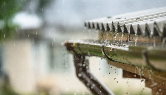 Afstromend regenwater van het dak