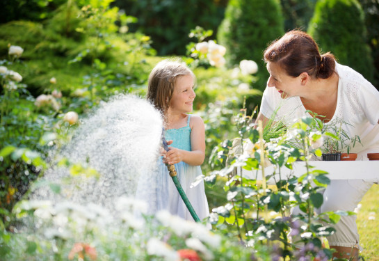 Tuin sproeien met regenwater