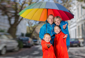 Gezin in de regen