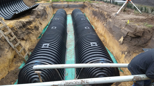 Twee rijen infiltratietunnels voor de infiltratie van regenwater in de bodem