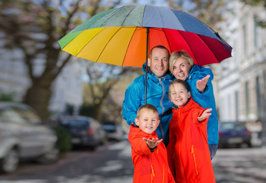 Gezin in de regen