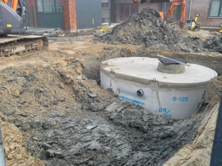 Regenwatertank van 15.000 liter bij een school